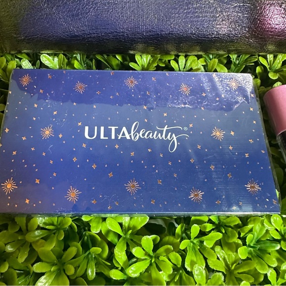 NWT Ulta Beauty Metallic Makeup and Makeup Bag Set - Picture 3 of 12